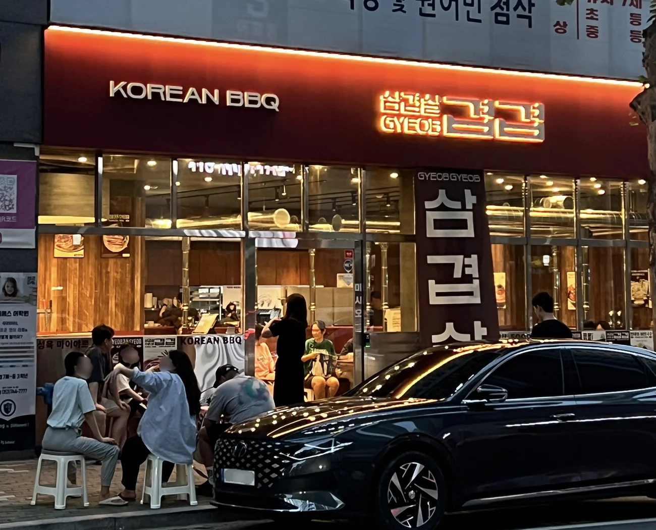 밤에 불을 밝힌 겹겹 범어본점 외관